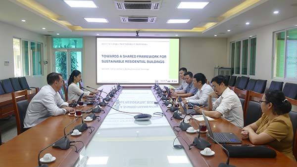 Viện trưởng Nguyễn Hồng Hải tiếp và làm việc với đoàn công tác Công ty Kiến trúc Pháp Idovyka Studio